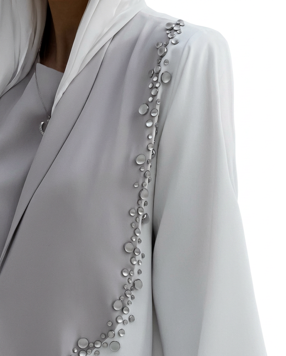 Naïra — Élégance lumineuse, détail bijou
