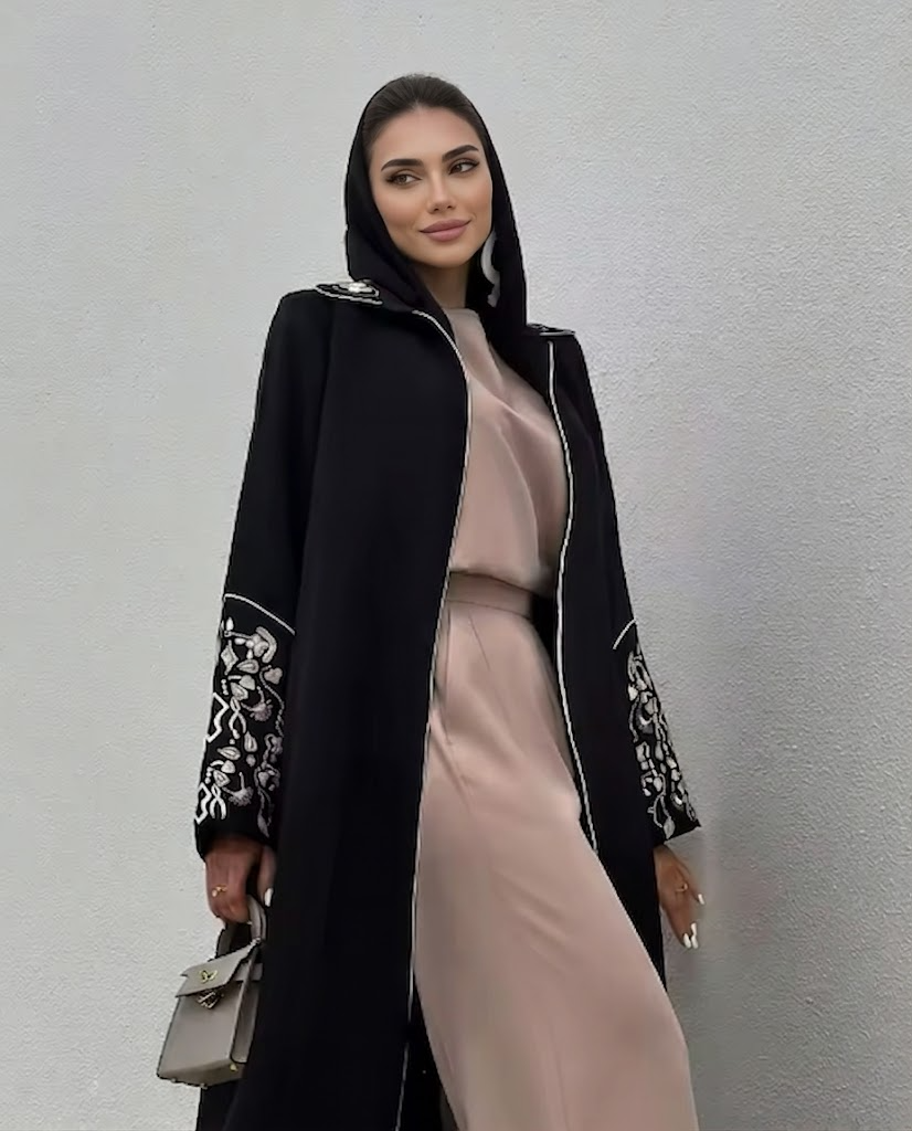 Reem — Élégance ouverte, signature raffinée