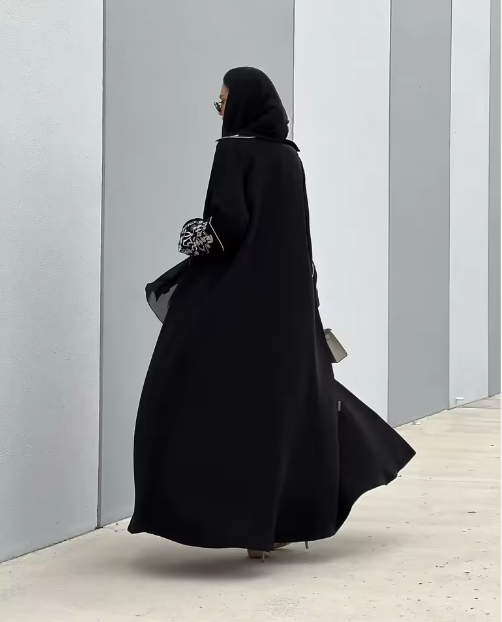 Reem — Élégance ouverte, signature raffinée