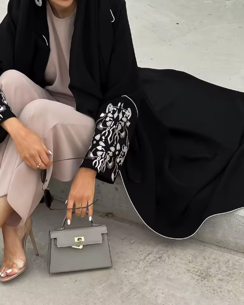 Reem — Élégance ouverte, signature raffinée