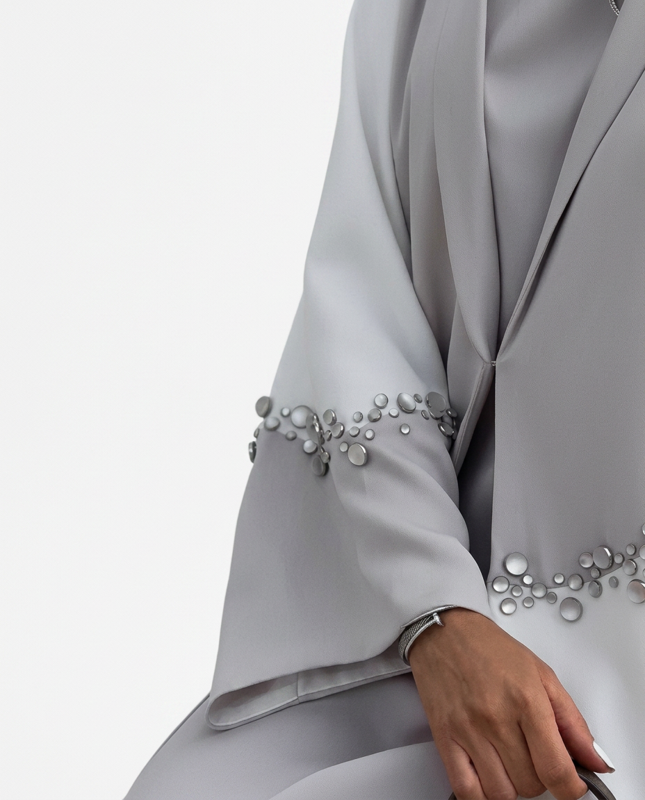 Naïra — Élégance lumineuse, détail bijou