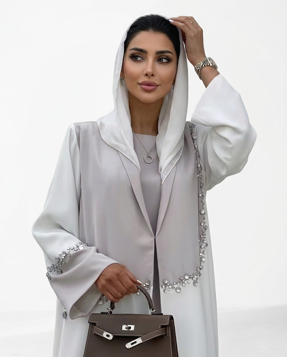 Naïra — Élégance lumineuse, détail bijou