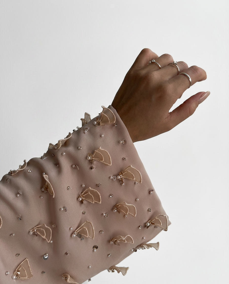 Qamra — Élégance céleste, allure moderne